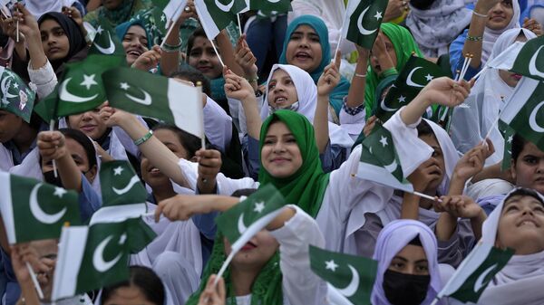 Estudantes agitam bandeiras nacionais durante cerimônia para comemorar o Dia da Independência no mausoléu de Muhammad Ali Jinnah, fundador do Paquistão, em Karachi. Paquistão, 14 de agosto de 2023 - Sputnik Brasil