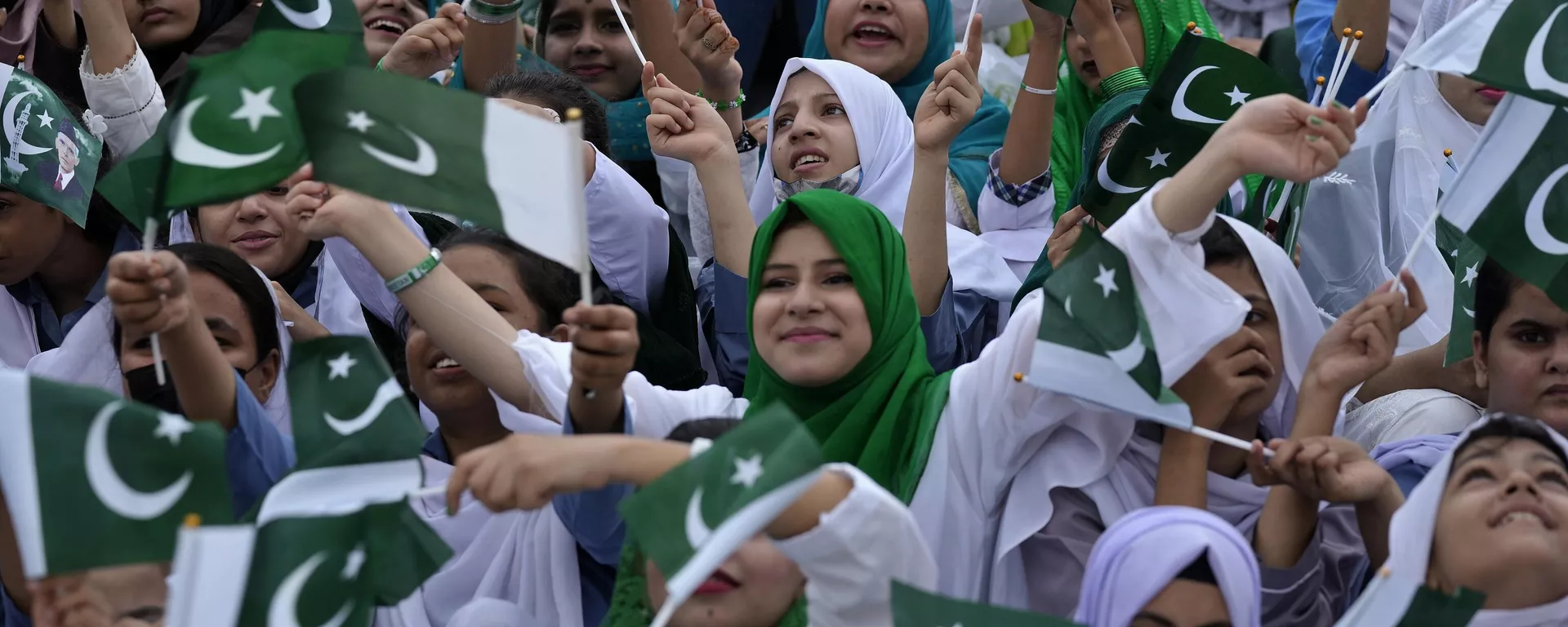 Estudantes agitam bandeiras nacionais durante uma cerimônia para comemorar o Dia da Independência no mausoléu de Muhammad Ali Jinnah, fundador do Paquistão, em Karachi, Paquistão, 14 de agosto de 2023 - Sputnik Brasil, 1920, 23.10.2024