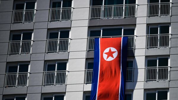 A bandeira da República Popular Democrática da Coreia na varanda de um hotel na Vila Olímpica de Gangneung em 6 de fevereiro de 2018 - Sputnik Brasil