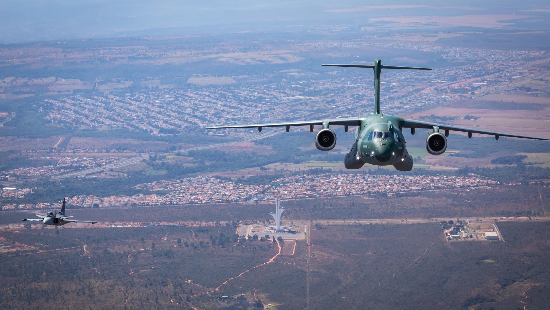 KC-390 (à direita) e Gripen F-39E em 19 de julho de 2023 - Sputnik Brasil, 1920, 17.05.2024