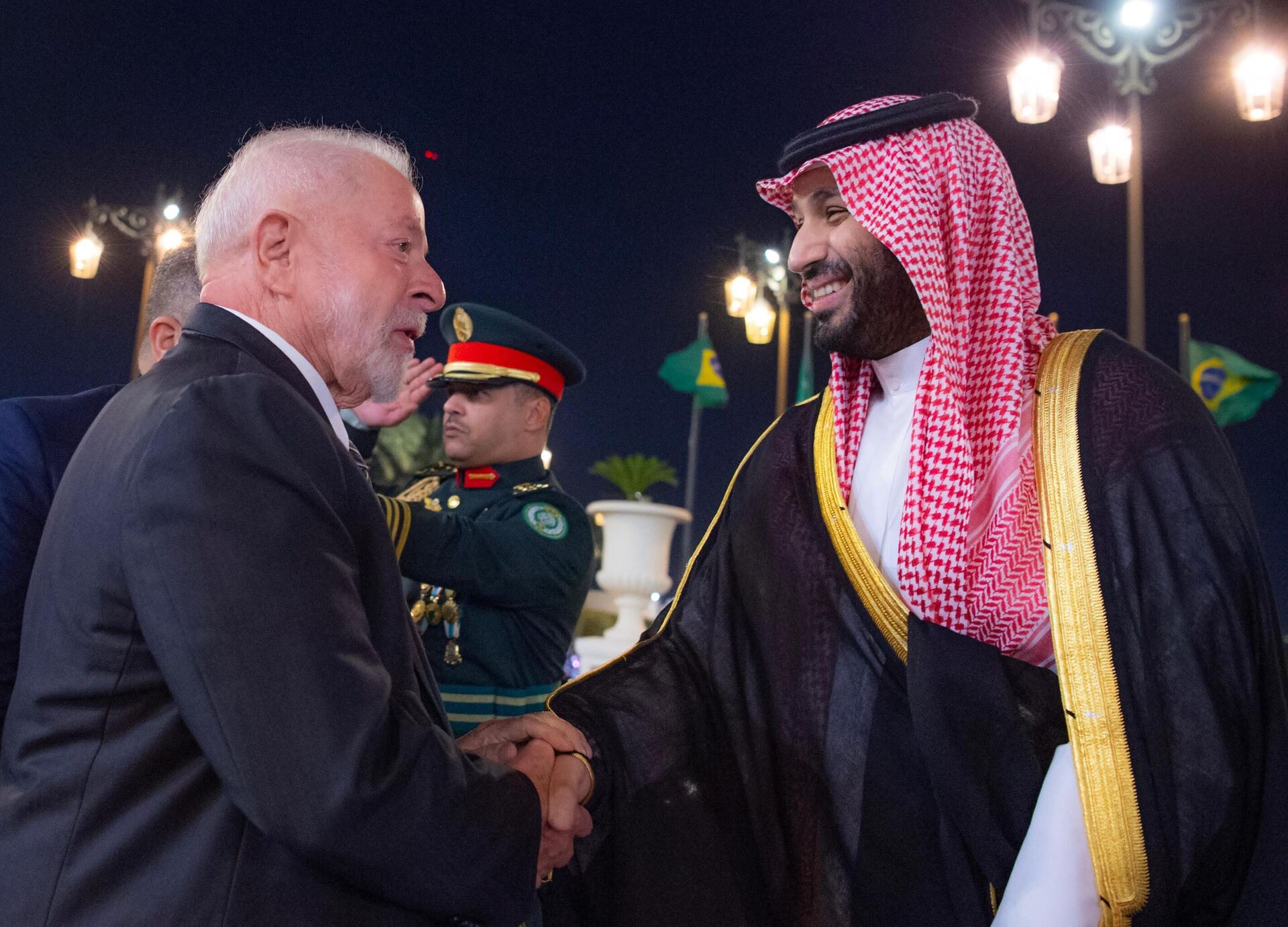 O presidente do Brasil, Luiz Inácio Lula da Silva, dá início à sua agenda em Riad se reunindo com a autoridade máxima do país, Mohammed bin Salman, o príncipe herdeiro e primeiro-ministro da Arábia Saudita, em 28 de novembro de 2023 - Sputnik Brasil, 1920, 31.05.2024