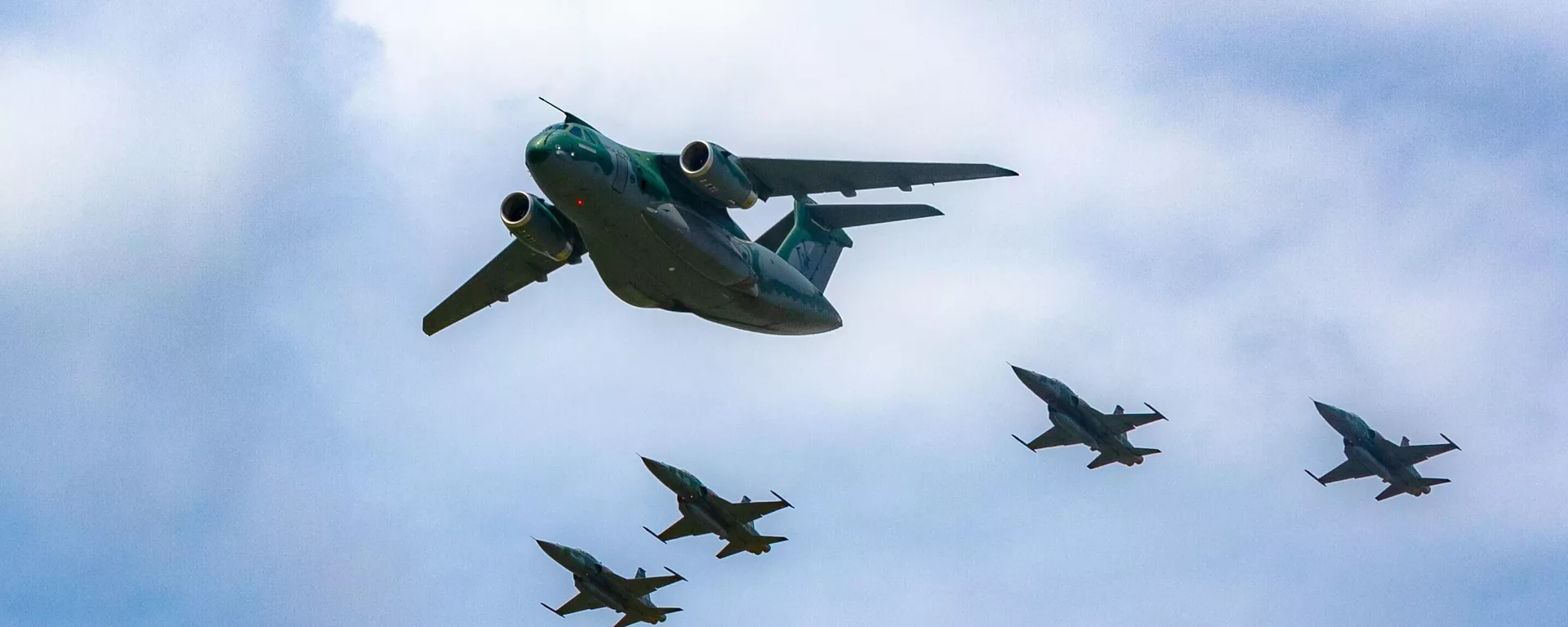 Cerimônia do Dia do Aviador e da Força Aérea Brasileira (FAB) é realizada em Brasília (DF), em 22 de outubro de 2021. Evento contou com sobrevoos das aeronaves KC-390 Millennium e F-39 Gripen - Sputnik Brasil, 1920, 28.11.2023