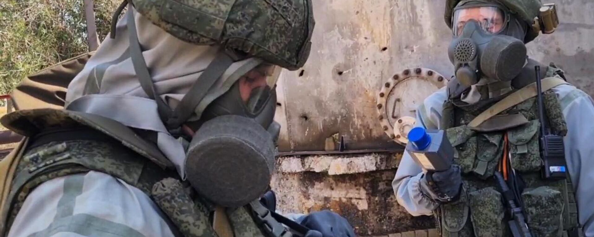 Tropas russas de defesa radiológica, química e biológica verificando uma fábrica de produtos químicos em Donbass em busca de sinais de vazamento após um ataque de bombardeio ucraniano. Foto de arquivo - Sputnik Brasil, 1920, 13.06.2026