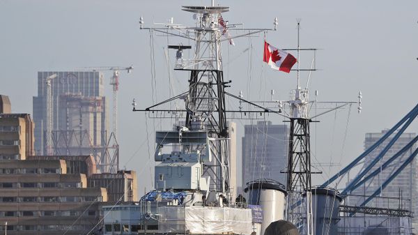 Uma bandeira canadense tremula no topo da superestrutura do histórico navio de guerra HMS Belfast, atracado no rio Tâmisa, em Londres (foto de arquivo) - Sputnik Brasil