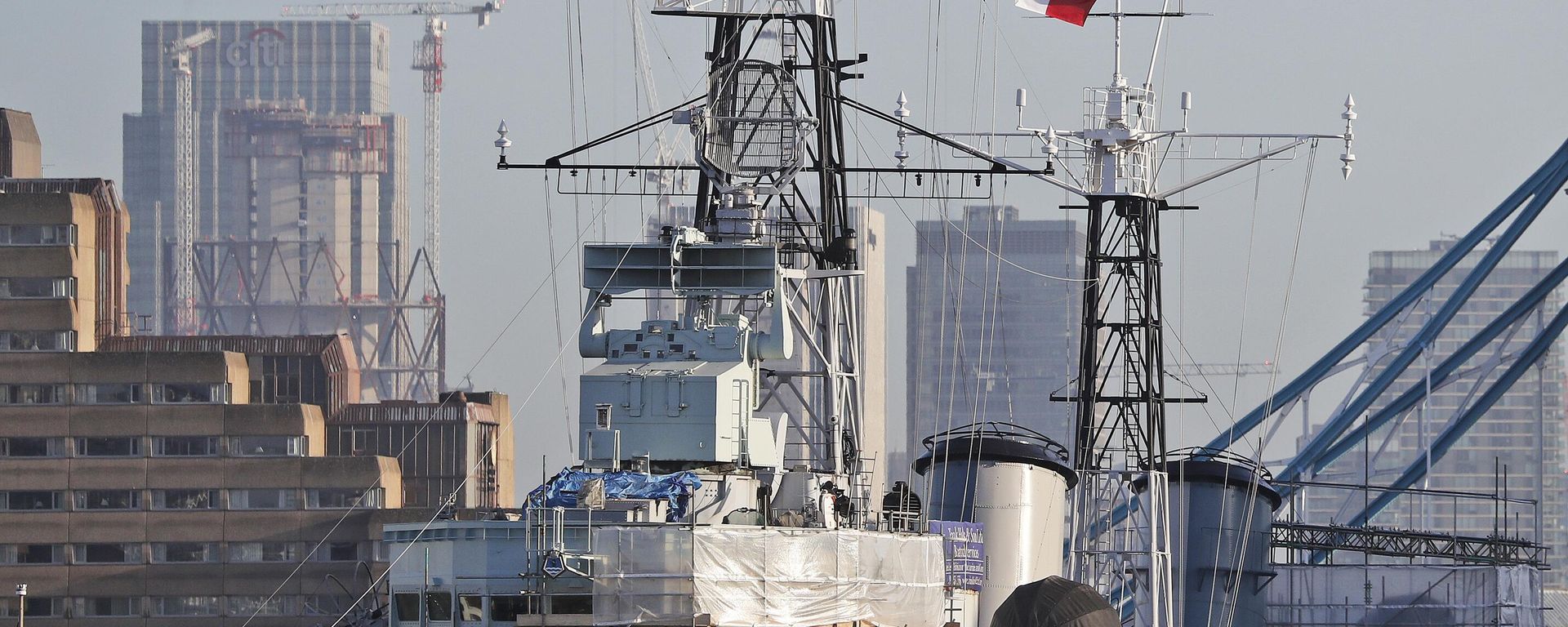 Uma bandeira canadense tremula no topo da superestrutura do histórico navio de guerra HMS Belfast, atracado no rio Tâmisa, em Londres (foto de arquivo) - Sputnik Brasil, 1920, 23.08.2026