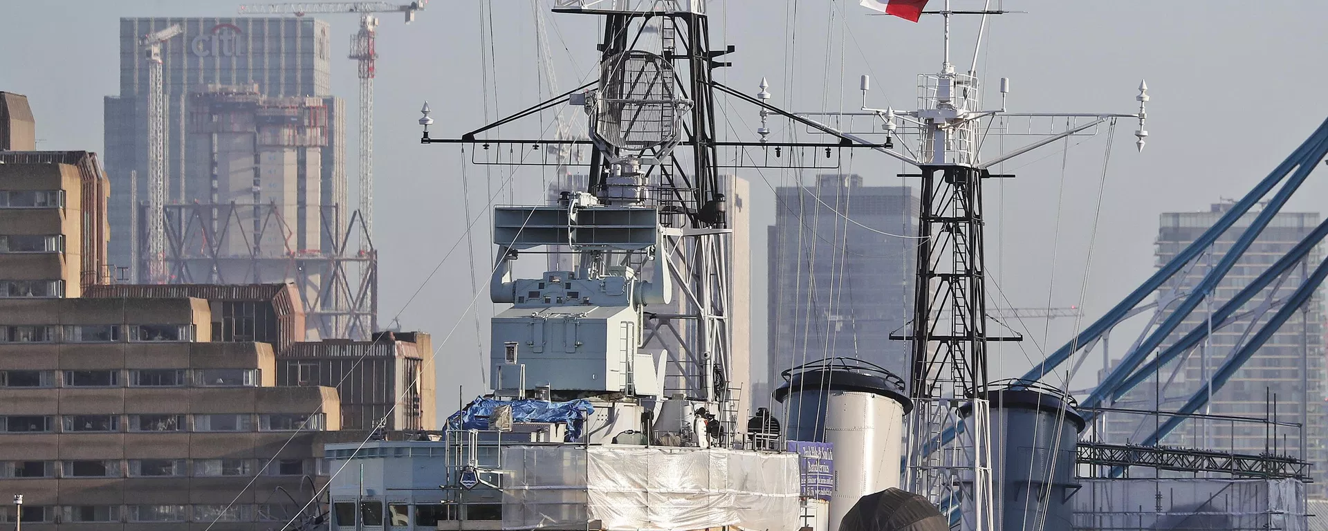 Uma bandeira canadense tremula no topo da superestrutura do histórico navio de guerra HMS Belfast, atracado no rio Tâmisa, em Londres (foto de arquivo) - Sputnik Brasil, 1920, 23.08.2026