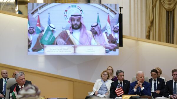 O presidente Joe Biden ouve o príncipe herdeiro saudita Mohammed bin Salman, na tela, durante o Conselho de Cooperação do Golfo no sábado, 16 de julho de 2022, em Jeddah, Arábia Saudita - Sputnik Brasil