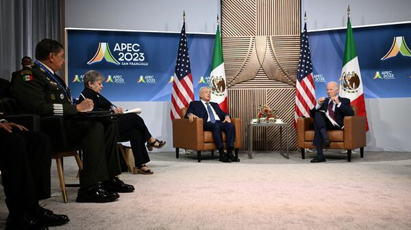 O presidente dos EUA, Joe Biden, observa enquanto o presidente mexicano, Andrés Manuel López Obrador, fala durante uma reunião bilateral no último dia da Semana dos Líderes da Cooperação Econômica Ásia-Pacífico (APEC) em São Francisco, Califórnia, em 17 de novembro 2023 - Sputnik Brasil