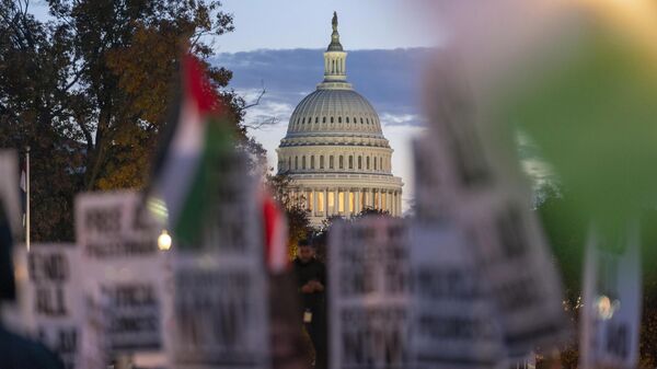 O Capitólio dos EUA é visto enquanto manifestantes se reúnem em manifestação pró-Palestina pedindo um cessar-fogo em Gaza. Washington D.C., 17 de novembro de 2023 - Sputnik Brasil