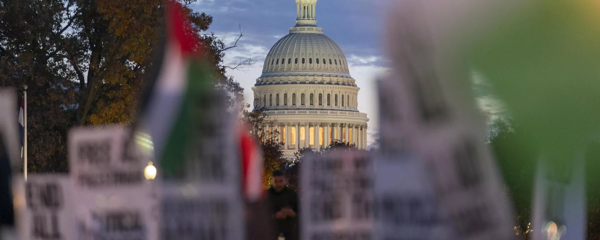 O Capitólio dos EUA é visto enquanto manifestantes se reúnem em manifestação pró-Palestina pedindo um cessar-fogo em Gaza, Washington, 17 de novembro de 2023 O Capitólio dos EUA é visto enquanto manifestantes se reúnem em manifestação pró-Palestina pedindo um cessar-fogo em Gaza, Washington, 17 de novembro de 2023 - Sputnik Brasil, 1920, 22.09.2025