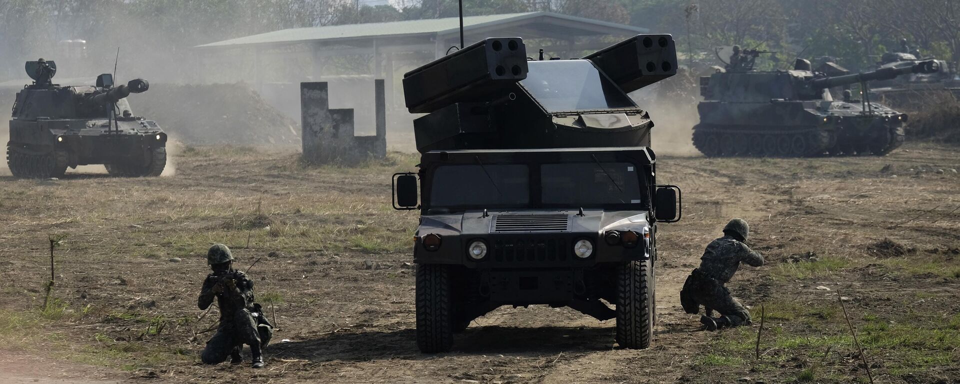 Soldados posicionados ao lado de lançador do sistema de mísseis de defesa antiaérea Avenger, fabricado nos EUA, durante exercício militar anual em Taichung, Taiwan, 17 de janeiro de 2017 - Sputnik Brasil, 1920, 01.12.2023