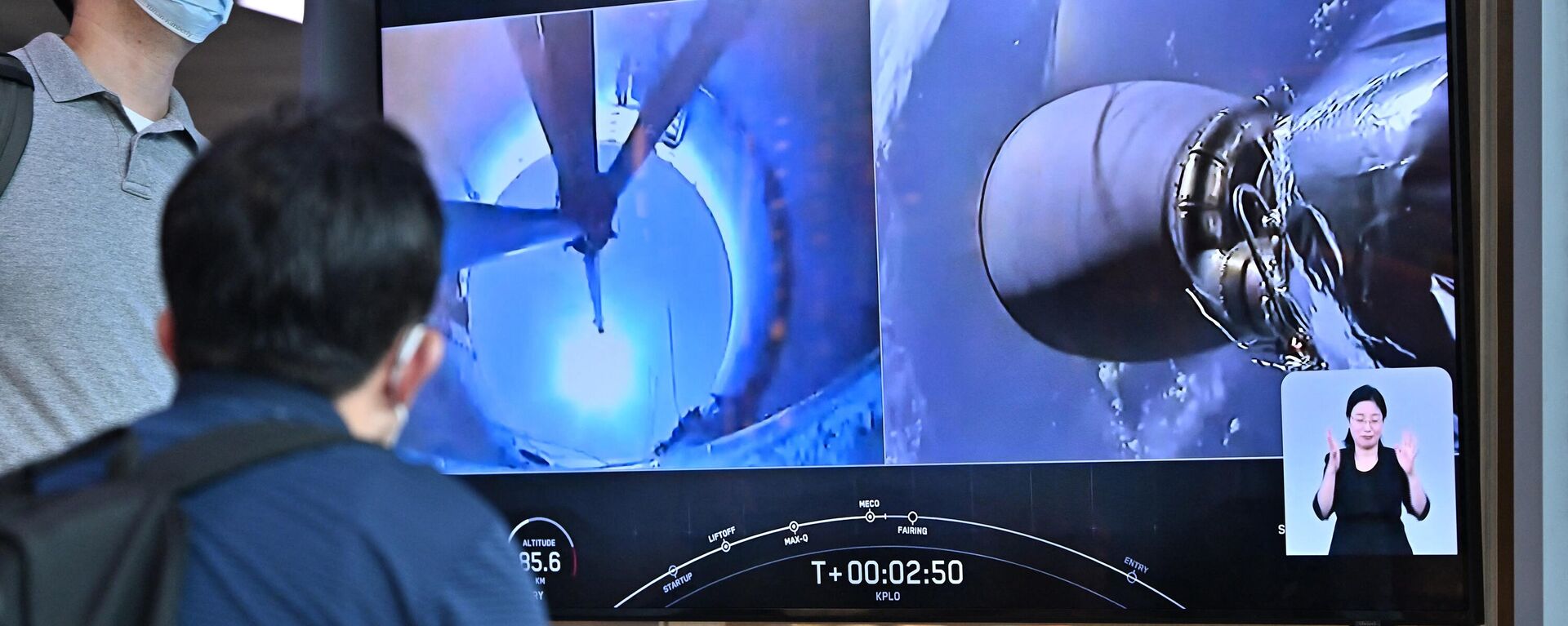 Pessoas assistem a uma tela de televisão mostrando uma filmagem ao vivo de um foguete SpaceX Falcon 9 sendo lançado com o primeiro orbitador lunar da Coreia do Sul, Danuri, a bordo do Cabo Canaveral, na Flórida, em uma estação ferroviária em Seul, em 5 de agosto de 2022 - Sputnik Brasil, 1920, 01.12.2023