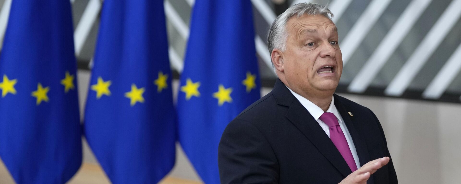 Viktor Orbán, primeiro-ministro da Hungria, fala com a mídia ao chegar para uma cúpula da União Europeia no prédio do Conselho Europeu em Bruxelas, Bélgica, 26 de outubro de 2023 - Sputnik Brasil, 1920, 24.05.2024