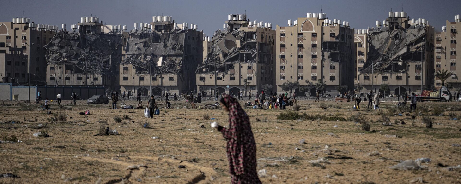 Mulher palestina busca abrigo em cidade destruída parcialmente pelos bombardeios israelenses na Faixa de Gaza. Khan Yunis, 2 de dezembro de 2023 - Sputnik Brasil, 1920, 08.12.2023