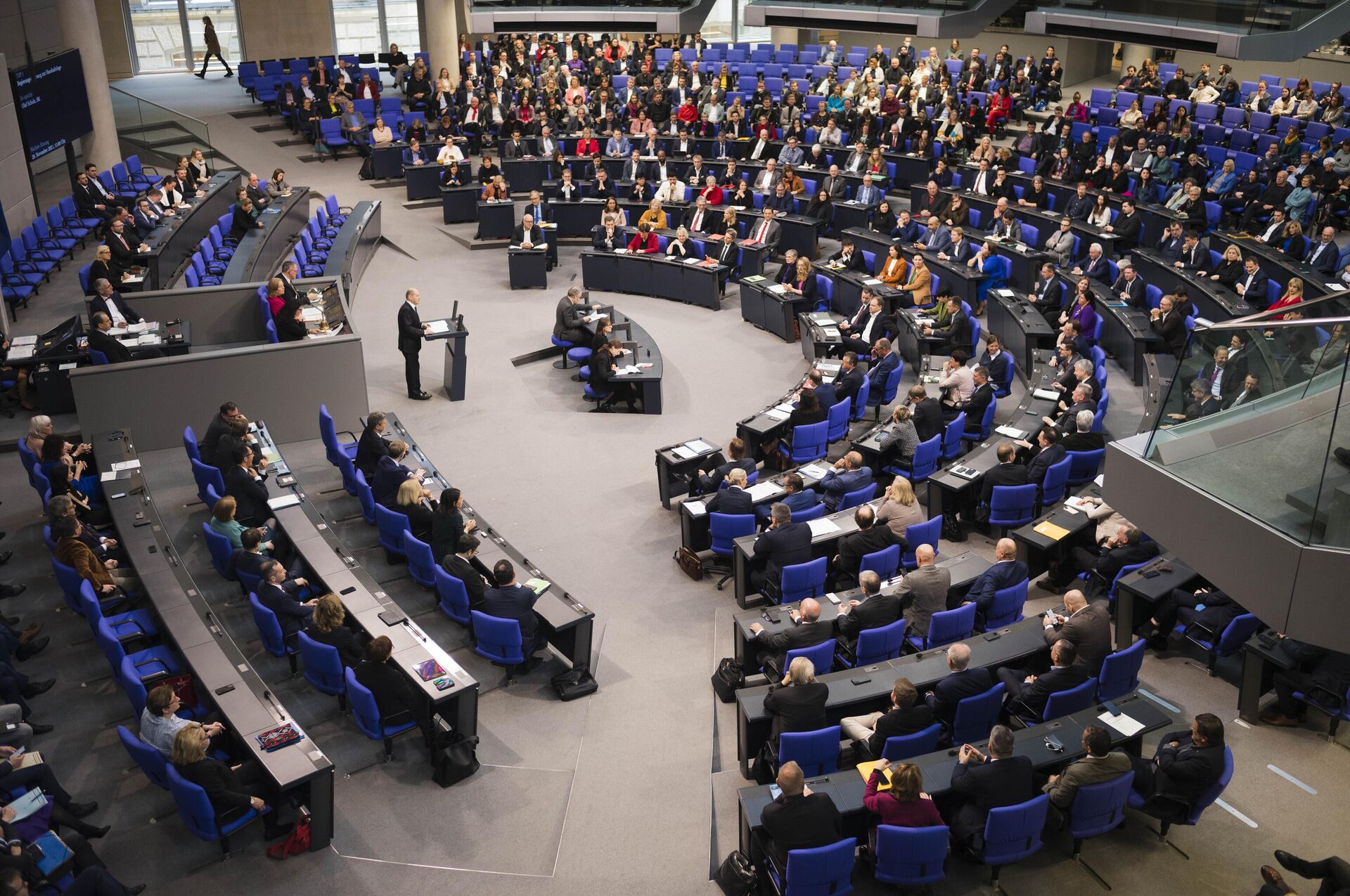 Olaf Scholz, chanceler da Alemanha, no pódio à esquerda, dá discurso sobre a crise orçamentária da Alemanha no parlamento em Berlim, Alemanha, 28 de novembro de 2023 - Sputnik Brasil, 1920, 16.05.2024