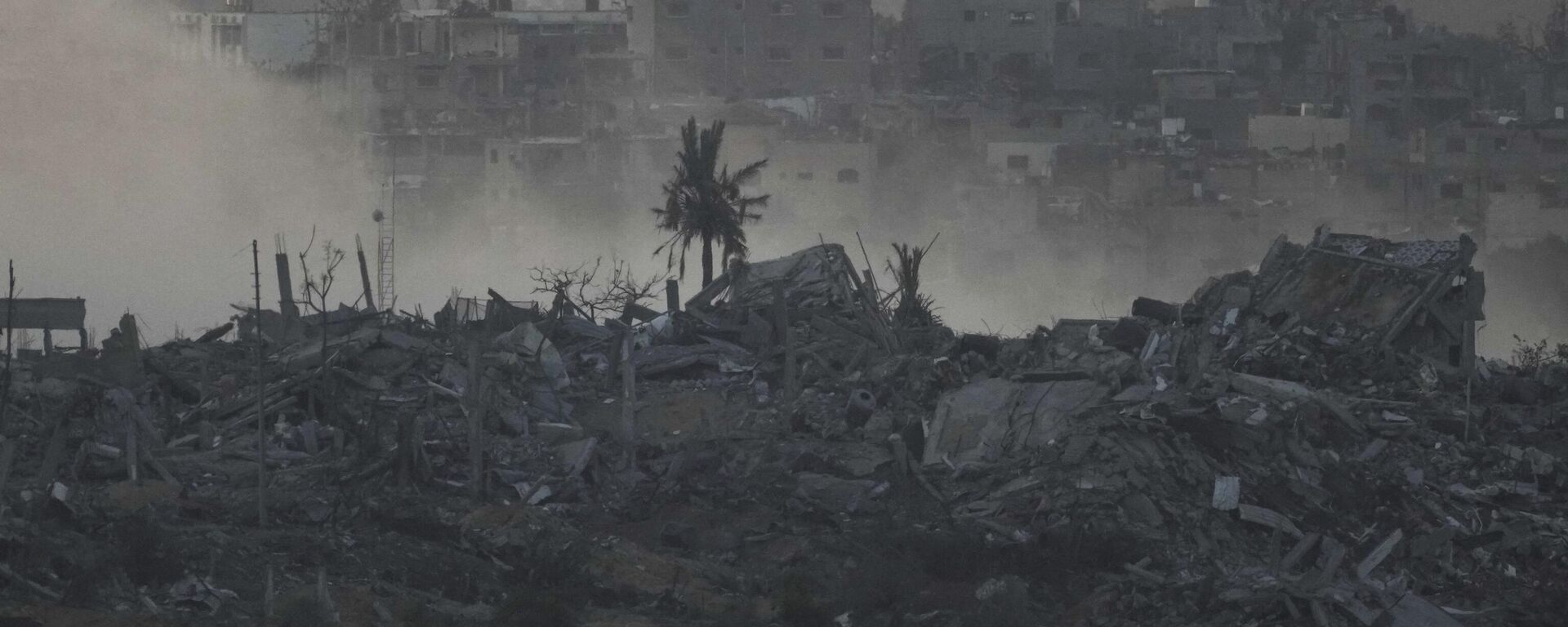 Fumaça em área bombardeada pelas Forças de Defesa de Israel (FDI) na região sul da Faixa de Gaza, em 2 de dezembro de 2023 - Sputnik Brasil, 1920, 12.12.2023