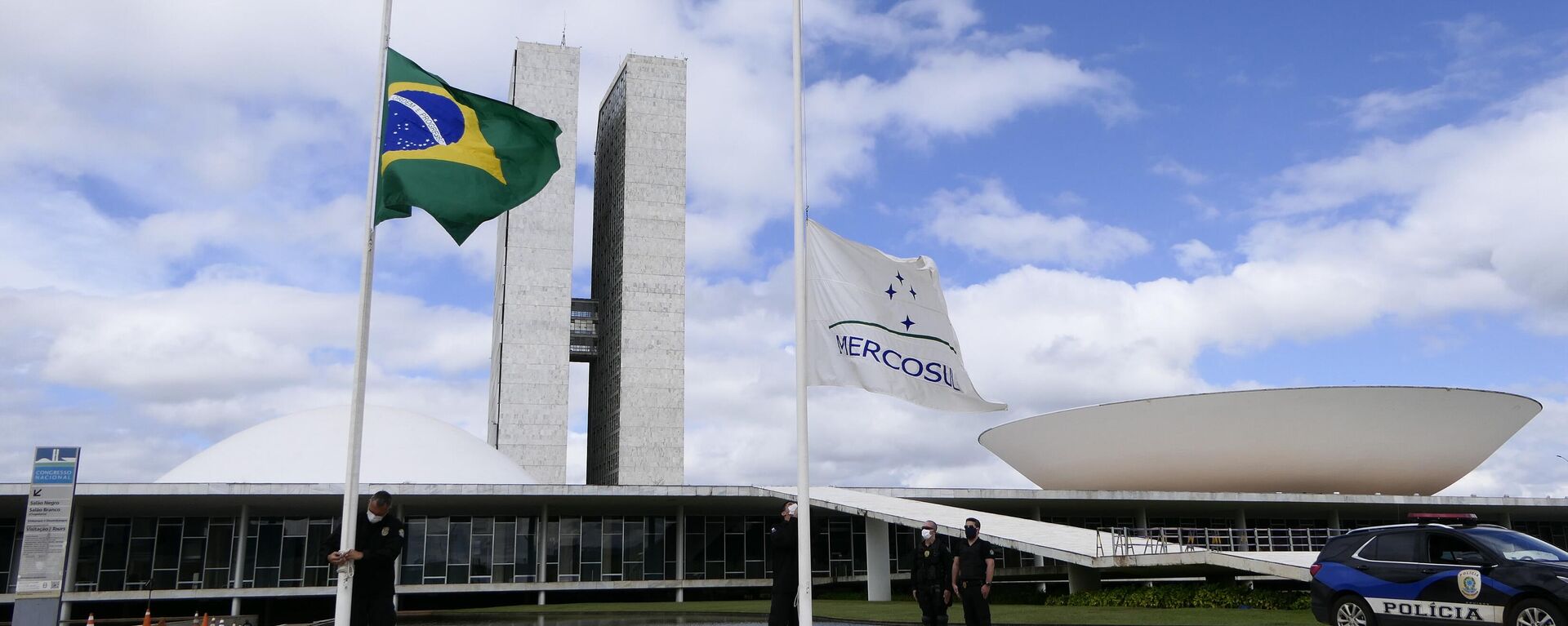 Bandeiras do Brasil e do Mercosul em frente ao palácio do Congresso Nacional. Brasília, 9 de maio de 2020 - Sputnik Brasil, 1920, 14.12.2023