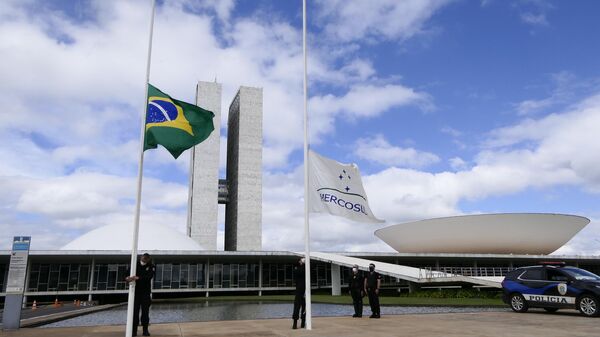 Bandeiras do Brasil e do Mercosul em frente ao Congresso Nacional. Brasília (DF), 9 de maio de 2020 - Sputnik Brasil