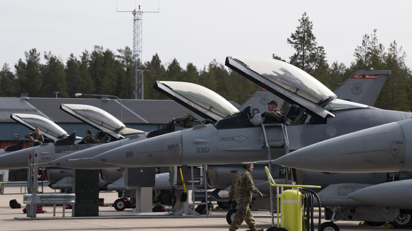 Os caças F-16C e F-16D da Força Aérea dos EUA designados para a 52ª Ala de Caça, Base Aérea de Spangdahlem, Alemanha, chegam a Kallax, Suécia, em 17 de maio, para apoiar o Exercício 21 do Desafio do Ártico - Sputnik Brasil