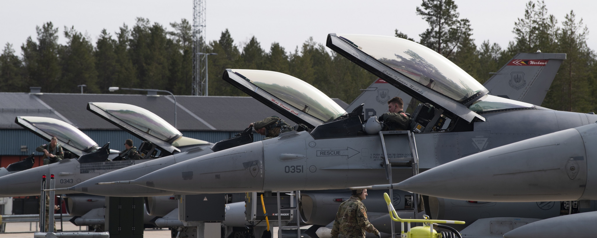 Os caças F-16C e F-16D da Força Aérea dos EUA designados para a 52ª Ala de Caça, Base Aérea de Spangdahlem, Alemanha, chegam a Kallax, Suécia, em 17 de maio, para apoiar o Exercício 21 do Desafio do Ártico - Sputnik Brasil, 1920, 06.12.2023