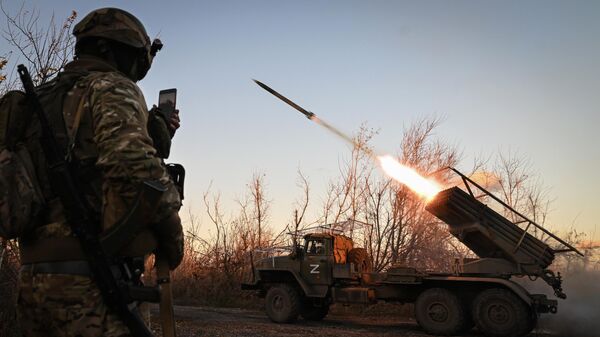 Militares russos efetuam disparo com lançador múltiplo de foguetes BM-21 Grad contra posições ucranianas durante a operação militar russa na Ucrânia, em local desconhecido na República Popular de Donetsk (RPD), na Rússia, em 28 de outubro de 2023 - Sputnik Brasil