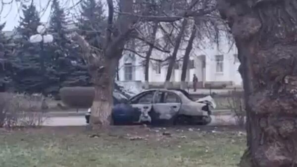 Carro destruído após atentado com bomba em Donbass - Sputnik Brasil