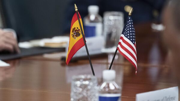 As bandeiras da Espanha e dos EUA são vistas sobre a mesa durante reunião da ministra da Defesa espanhola, Margarita Robles, e do secretário de Defesa Lloyd Austin, no Pentágono, 19 de maio de 2022, em Washington - Sputnik Brasil