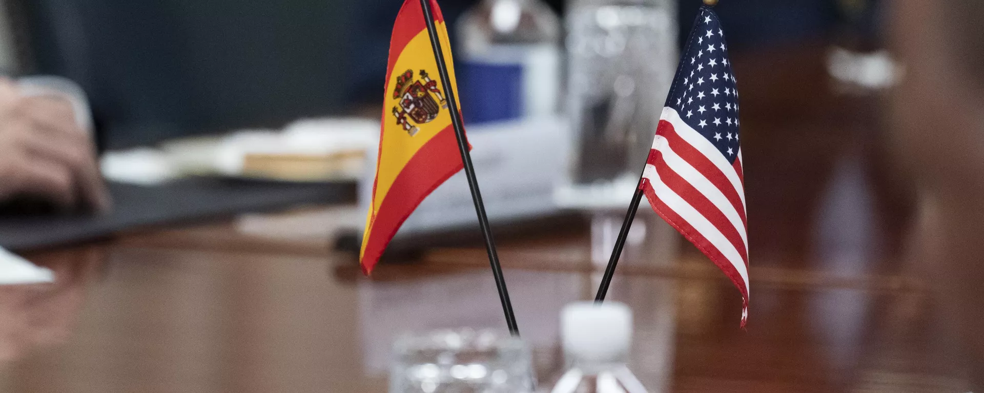 As bandeiras da Espanha e dos EUA são vistas sobre a mesa durante reunião da ministra da Defesa espanhola, Margarita Robles, e do secretário de Defesa Lloyd Austin, no Pentágono, 19 de maio de 2022, em Washington - Sputnik Brasil, 1920, 26.06.2025
