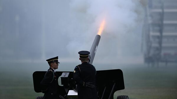 Membros militares disparam artilharia durante um Tributo de Despedida das Forças Armadas em homenagem ao General Mark Milley, 29 de setembro de 2023 - Sputnik Brasil