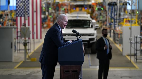 O presidente Joe Biden durante visita à fábrica de montagem de veículos elétricos ZERO, da General Motors Factory (foto de arquivo) - Sputnik Brasil