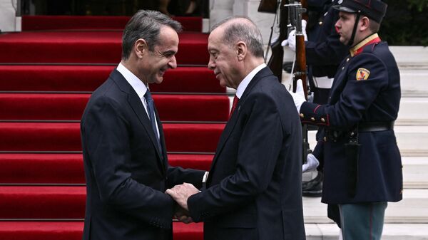 O presidente turco, Recep Tayyip Erdogan, aperta a mão do primeiro-ministro grego, Kyriakos Mitsotakis, após encontro durante uma visita oficial à Grécia. Atenas, 7 de dezembro de 2023 - Sputnik Brasil