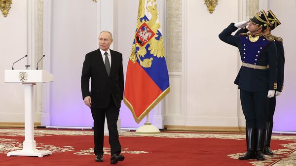 Vladimir Putin, presidente da Rússia, durante cerimônia de entrega de medalhas Estrela de Ouro no Kremlin, na véspera do Dia dos Heróis da Pátria, foto publicada em 8 de dezembro de 2023 - Sputnik Brasil