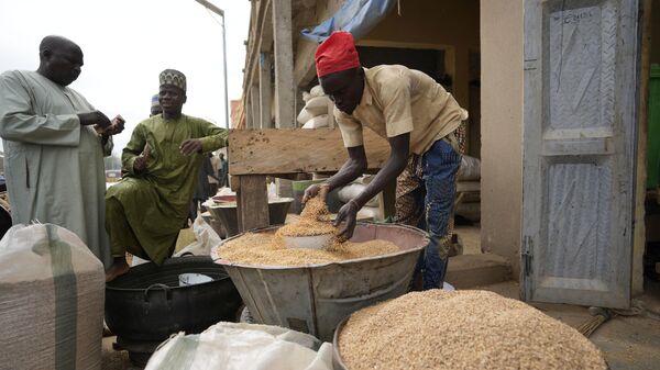 Grãos são comercializados em mercado de rua na Nigéria, país que vive uma intensa guerra civil. Kano, 14 de julho de 2023 - Sputnik Brasil