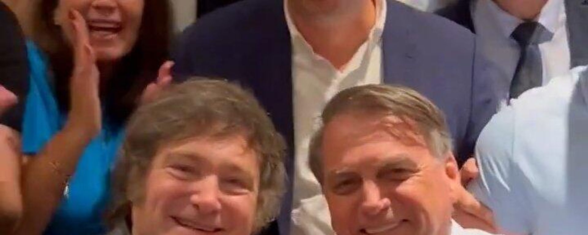 Javier Milei e Jair Bolsonaro se cumprimentam durante visita do ex-presidente brasileiro - Sputnik Brasil, 1920, 02.07.2024