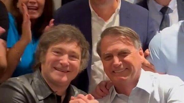 Javier Milei e Jair Bolsonaro se cumprimentam durante visita do ex-presidente brasileiro - Sputnik Brasil