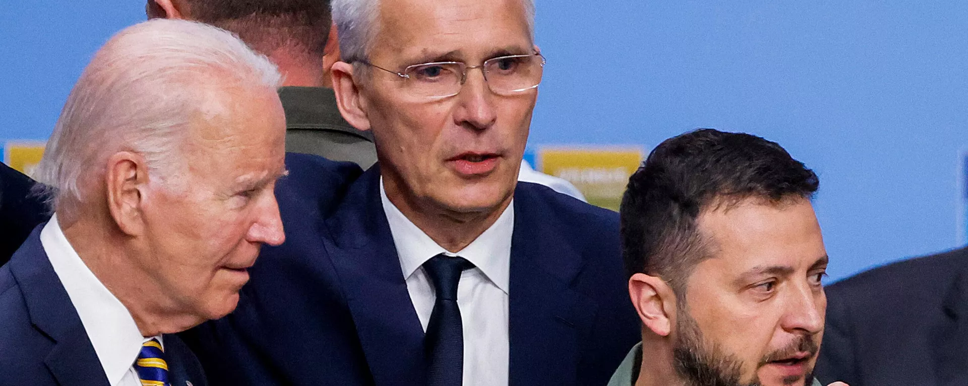 O presidente dos EUA, Joe Biden (à esquerda), o secretário-geral da Organização do Tratado do Atlântico Norte (OTAN), Jens Stoltenberg (ao centro), e o presidente da Ucrânia, Vladimir Zelensky, conversam antes de reunião sobre a Ucrânia, em Vilnius. Lituânia, 12 de julho de 2023 - Sputnik Brasil, 1920, 09.07.2024