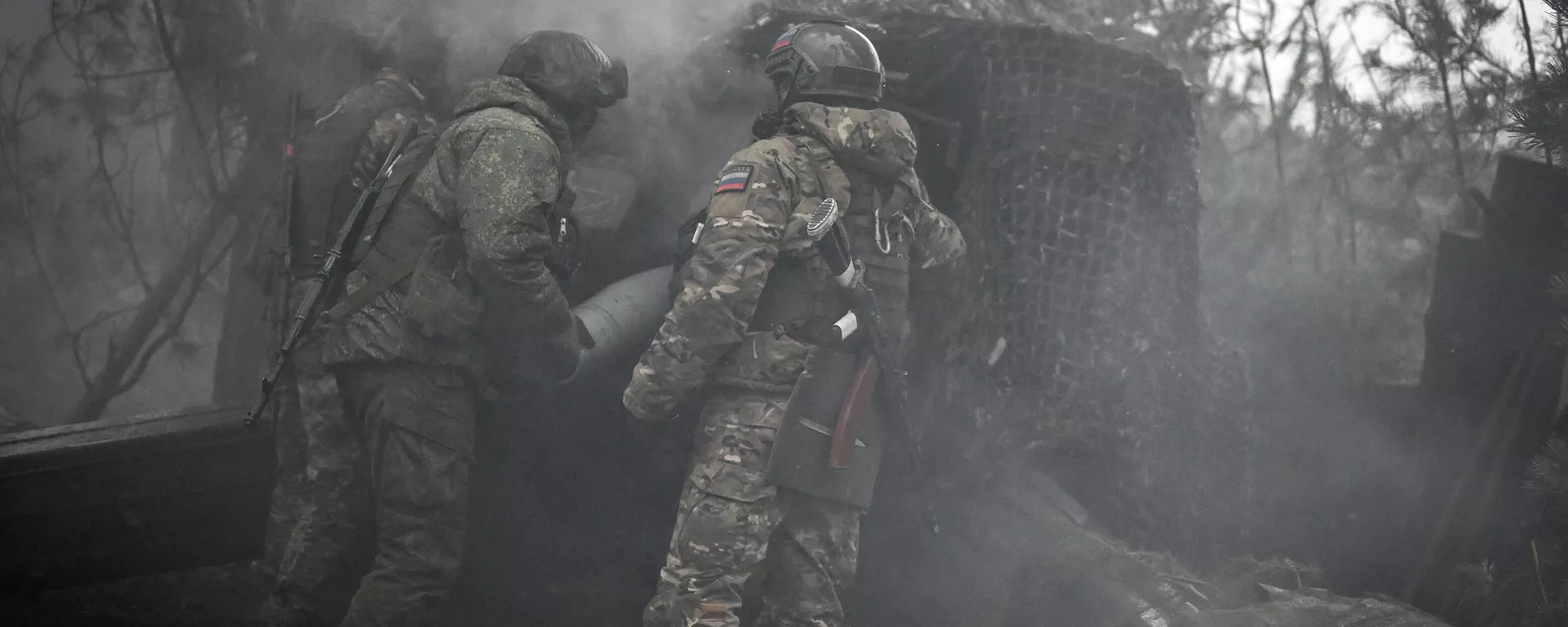 Artilheiros do Distrito Militar Central das Forças Armadas da Rússia disparando obuseiros rebocados Msta-B de 152 mm contra as posições das Forças Armadas da Ucrânia, na direção de Krasny Liman, foto publicada em 18 de novembro de 2023 - Sputnik Brasil, 1920, 04.07.2024