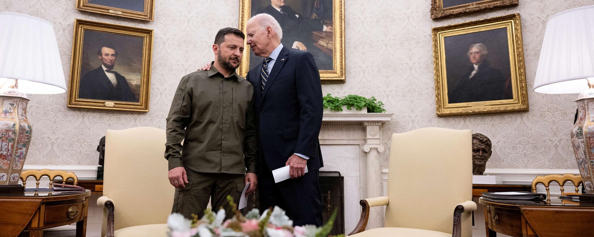 O presidente dos EUA, Joe Biden, encontra-se com o presidente ucraniano Volodymyr Zelensky no Salão Oval da Casa Branca em Washington, DC, em 21 de setembro de 2023 - Sputnik Brasil, 1920, 09.12.2023