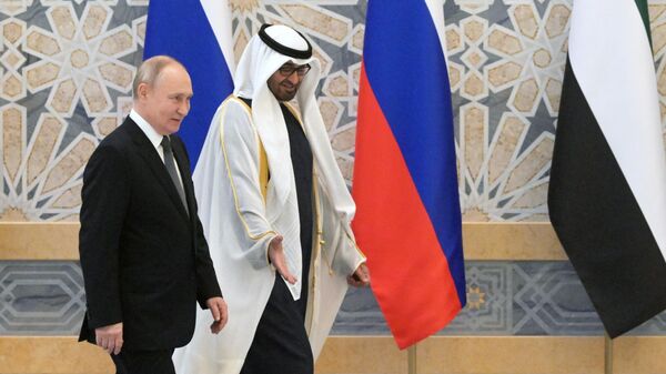 O presidente russo, Vladimir Putin, e o presidente dos Emirados Árabes Unidos, Sheikh Mohamed bin Zayed Al Nahyan, participam de uma cerimônia de boas-vindas antes de uma reunião no Palácio Qasr Al Watan, em Abu Dhabi, Emirados Árabes Unidos, 6 de dezembro 2023 - Sputnik Brasil