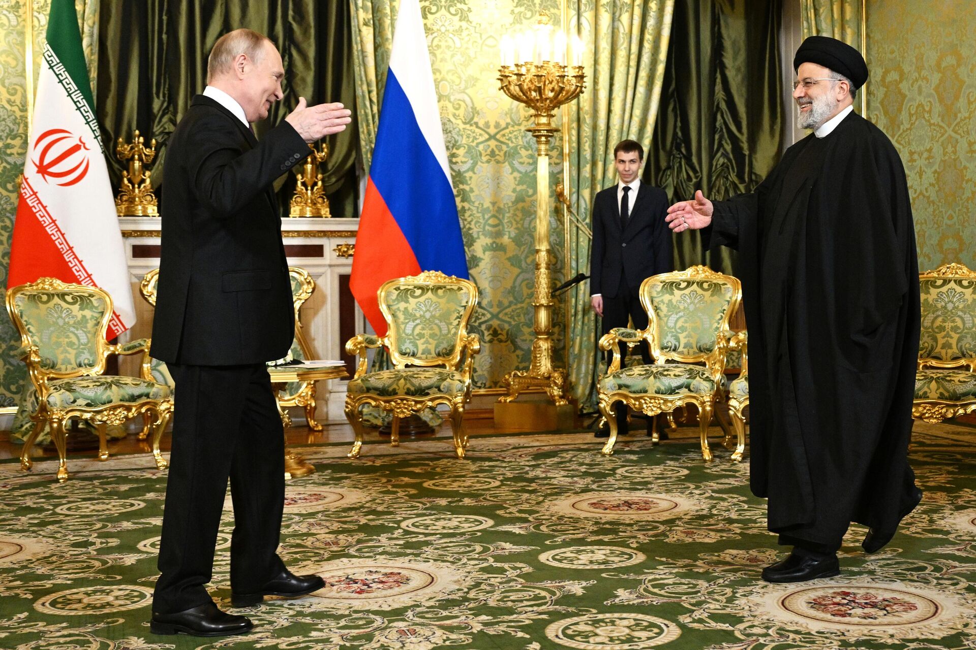 O presidente russo, Vladimir Putin, dá as boas-vindas ao presidente iraniano, Ebrahim Raisi, antes de uma reunião no Kremlin em Moscou, na Rússia, 7 de dezembro de 2023 - Sputnik Brasil, 1920, 09.12.2023