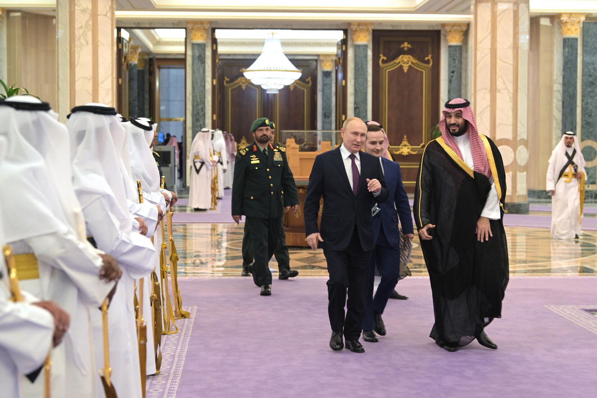 O presidente russo, Vladimir Putin, e o príncipe herdeiro da Arábia Saudita, Mohammed bin Salman, chegam para uma reunião no Palácio Al-Yamamah, em Riad, na Arábia Saudita, 6 de dezembro de 2023 - Sputnik Brasil, 1920, 09.12.2023