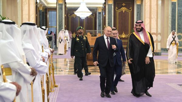 O presidente russo, Vladimir Putin, e o príncipe herdeiro da Arábia Saudita, Mohammed bin Salman, chegam para uma reunião no Palácio Al Yamamah, em Riad. Arábia Saudita, 6 de dezembro de 2023 - Sputnik Brasil