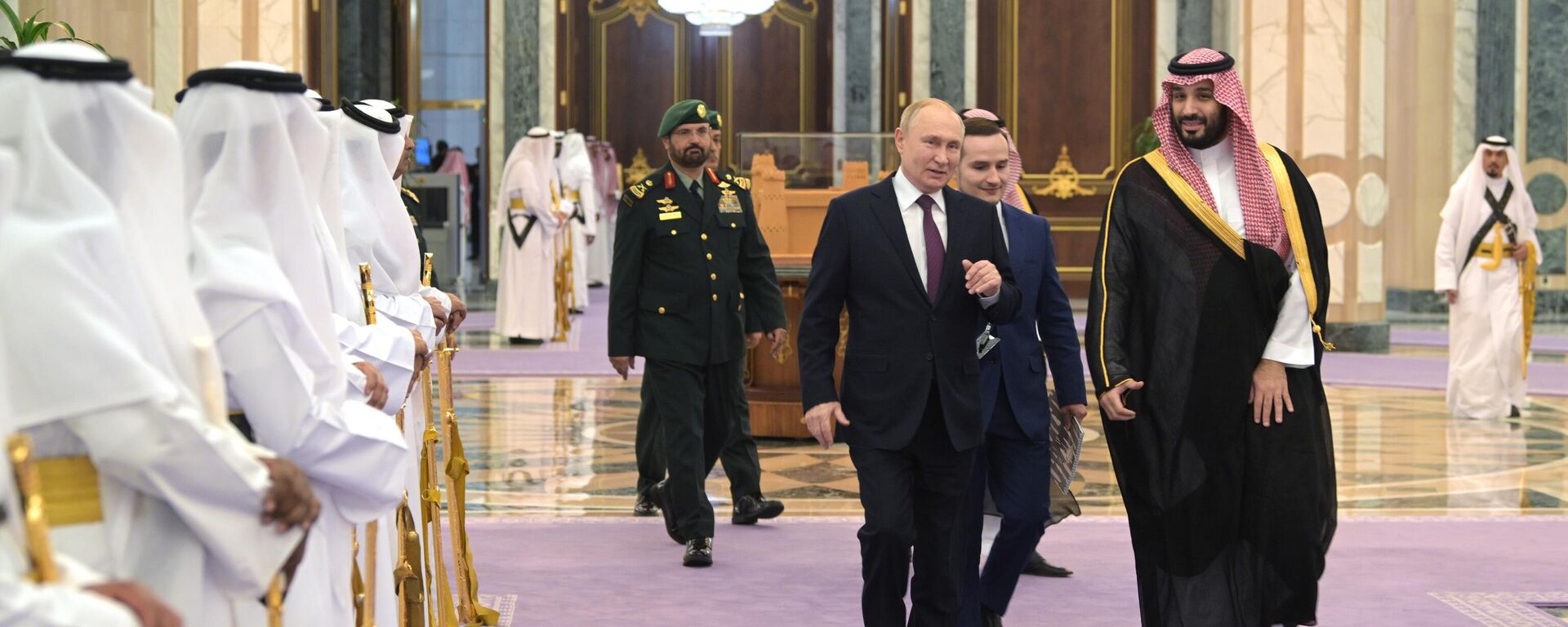 O presidente russo, Vladimir Putin, e o príncipe herdeiro da Arábia Saudita, Mohammed bin Salman, chegam para uma reunião no Palácio Al-Yamamah, em Riad, na Arábia Saudita, 6 de dezembro de 2023 - Sputnik Brasil, 1920, 30.04.2024