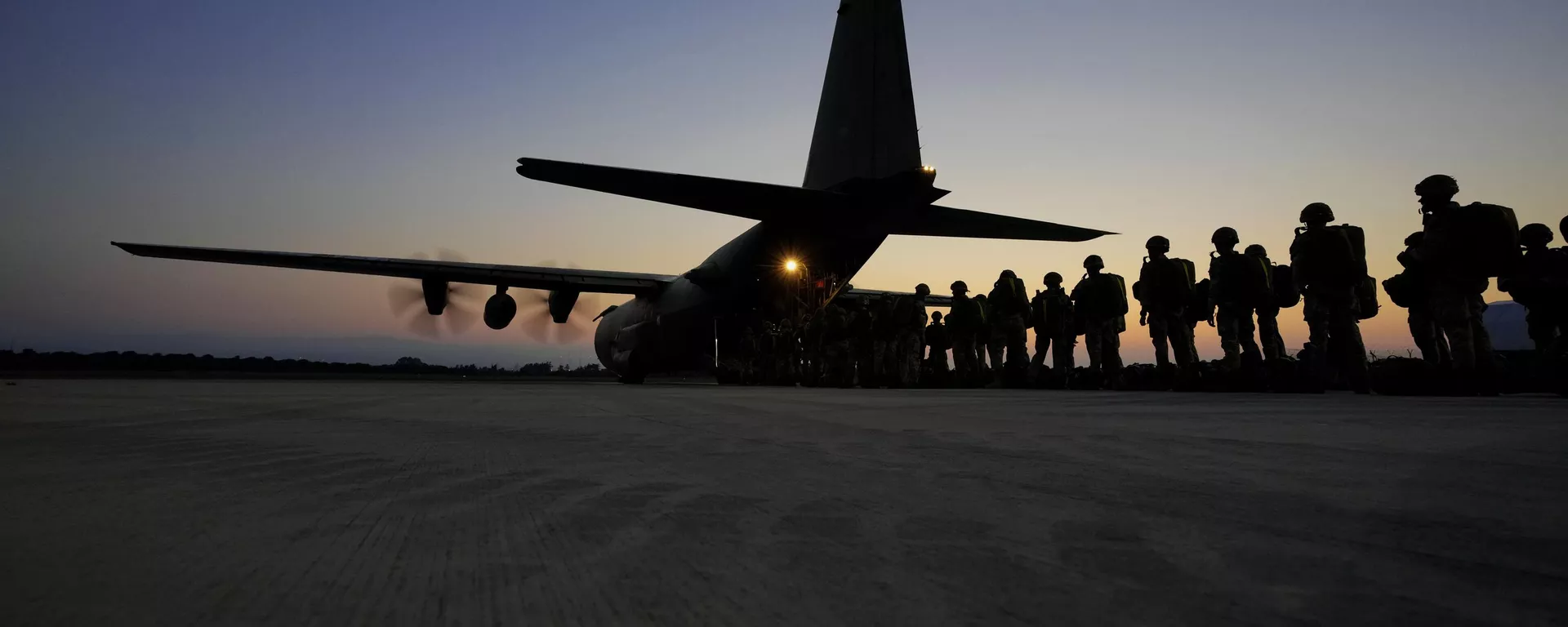 Paraquedistas britânicos da 16ª Brigada de Assalto Aéreo embarcam em avião de transporte C-130 que viajará à Jordânia para um exercício conjunto com soldados jordanianos, na base aérea RAF Akrotiri, Chipre, 23 de junho de 2021 - Sputnik Brasil, 1920, 01.05.2026