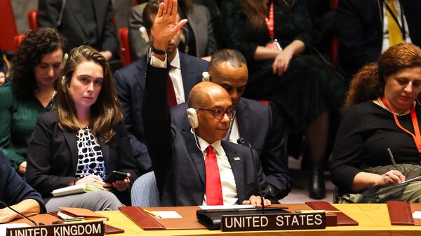 O Embaixador dos EUA, Representante Suplente dos EUA para Assuntos Políticos Especiais nas Nações Unidas, Robert A. Wood, levanta a mão durante uma reunião do Conselho de Segurança das Nações Unidas sobre Gaza, na sede da ONU na cidade de Nova York, em 8 de dezembro de 2023 - Sputnik Brasil