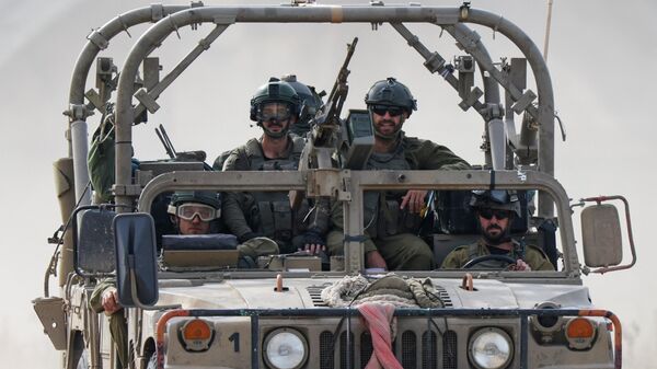 Soldados israelenses patrulham ao longo da fronteira Israel-Gaza em 9 de dezembro de 2023 - Sputnik Brasil