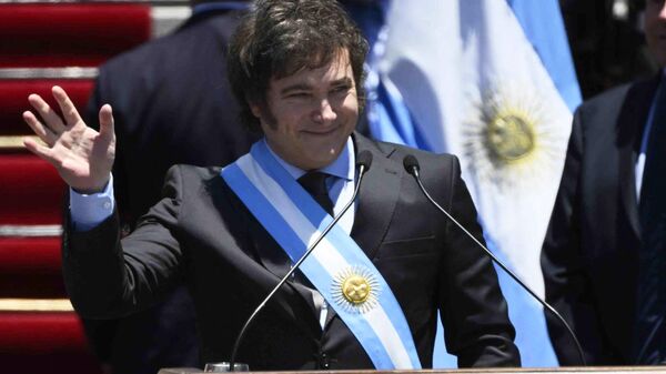 O novo presidente da Argentina, Javier Milei, acena ao fazer discurso durante sua cerimônia de posse fora do Congresso em Buenos Aires. Buenos Aires, 10 de dezembro de 2023 - Sputnik Brasil