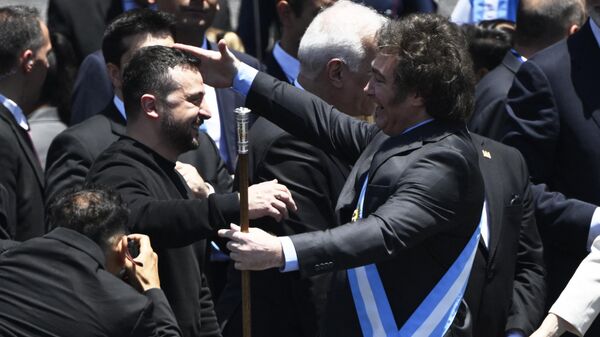 O novo presidente da Argentina, Javier Milei (à direita), é saudado pelo presidente da Ucrânia, Vladimir Zelensky, após fazer seu discurso inaugural diante da multidão, na cerimônia de posse no Congresso, em Buenos Aires, em 10 de dezembro de 2023 - Sputnik Brasil