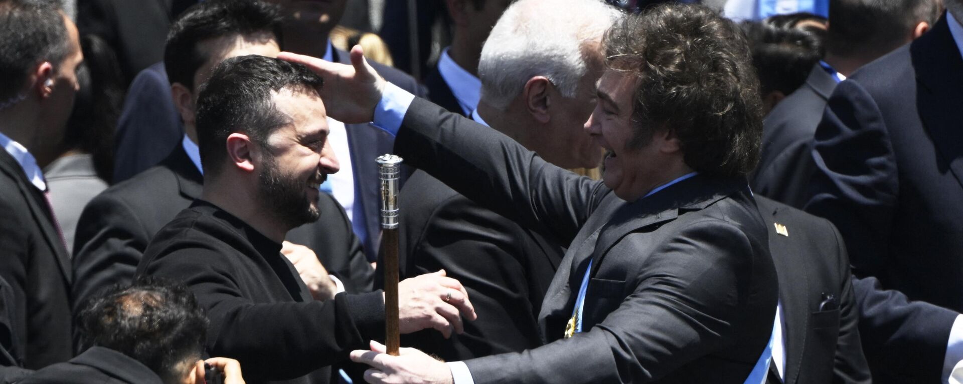 O presidente da Argentina, Javier Milei (à direita), é saudado pelo então presidente da Ucrânia, Vladimir Zelensky, após fazer seu discurso inaugural diante da multidão, na cerimônia de posse no Congresso, em Buenos Aires, em 10 de dezembro de 2023 - Sputnik Brasil, 1920, 11.06.2024