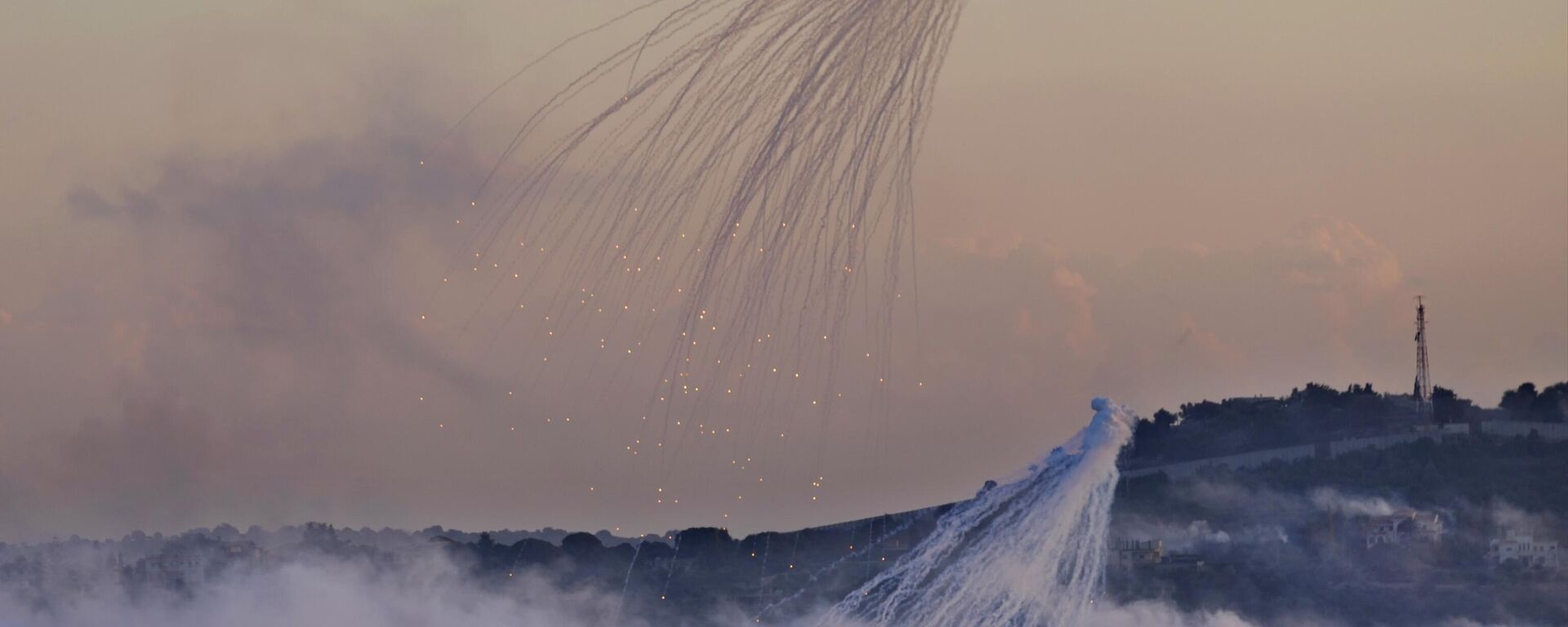 Projéteis que parecem ser de fósforo branco da artilharia israelense explodem sobre Dahaira, uma vila libanesa na fronteira com Israel, no sul do Líbano, 16 de outubro de 2023 - Sputnik Brasil, 1920, 29.06.2024